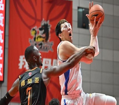 CBA新赛季最荒唐一幕!北京队损招坑惨篮协:潜力赛秒变老年赛