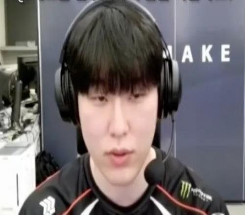 Zeka:队友们各自都有优缺点和打法风格,正在调节一致