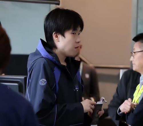 国乒回京曝光！王楚钦莎莎低调离开，梁靖崑儿子献花王皓妻儿迎接