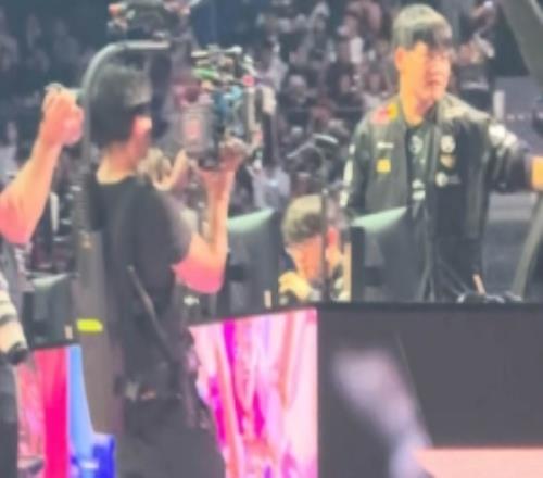 难受啊碰完拳后Tarzan抱着头坐在椅子上