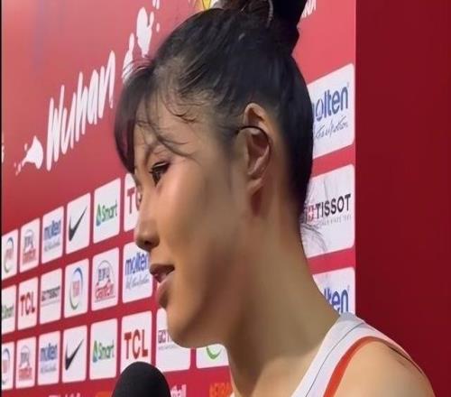 李月汝:我应该更主动和教练组沟通位置这几场打得别扭+不太高兴