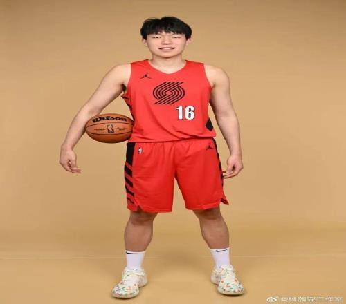楊瀚森亮相NBA媒體日：談缺席亞洲杯原因，稱融入球隊靠“伸手不打笑臉人”10月9日開拓者迎季前賽首秀