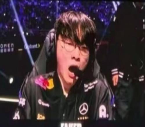 給李哥都抽困了Faker比賽期間對著鏡頭打哈欠