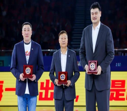 【迎潮而立】30岁生日夜!上海男篮大胜卫冕冠军,豪取联赛七连胜!