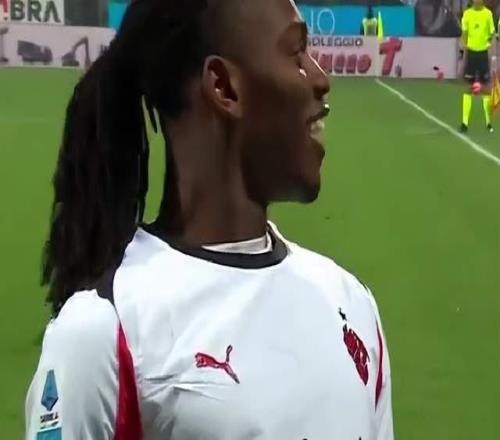 一場(chǎng)10！讓意甲榜首又易主：米蘭登頂+領(lǐng)先2分，國(guó)米贏球=反超