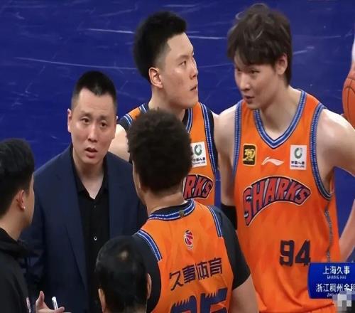 CBA排名變天！上海勝?gòu)V廈登頂，廣東遭漏判被絕殺青島被以下克上