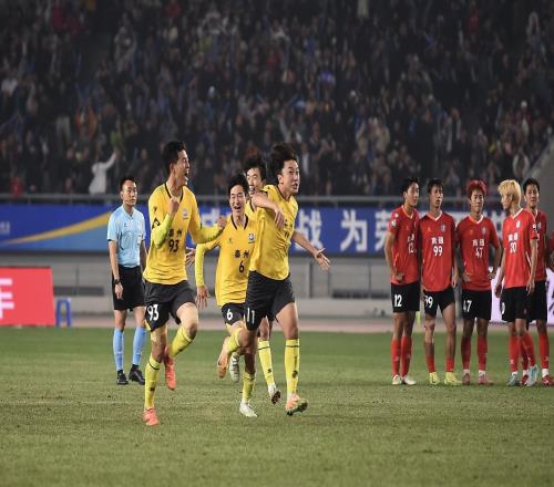 今日亚泰降级,而昨日以亚泰梯队为班底的泰州队夺得苏超冠军