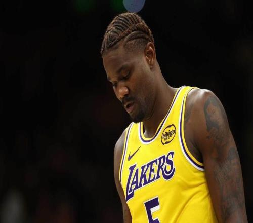 湖人队主帅雷迪克仅用4字,解释了海耶斯和艾顿的换人决定