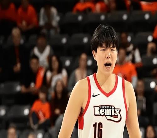 杨瀚森轰21分各界说啥苏群点赞进攻,队记曝内幕,教练高度评价