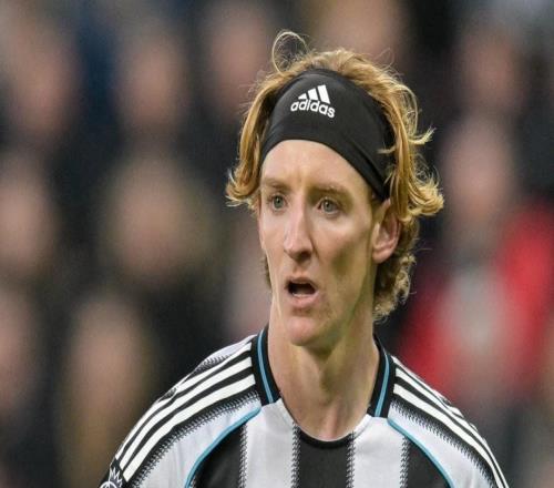 記者：裁判和VAR的判罰太糟糕了，戈登被撞不判點荒謬至極