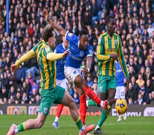 边裁被观众扔的口香糖击中眼睛,朴茨茅斯vs西布朗一度中止