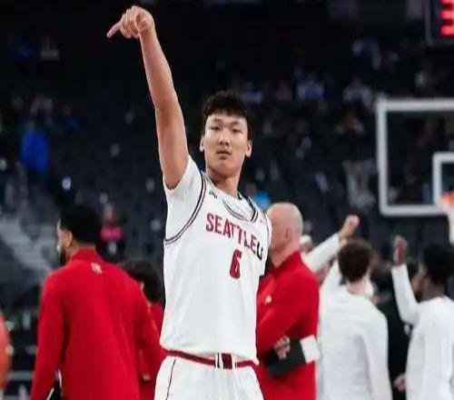 0分2板3犯4失误!20岁国产内线在NCAA迷失了,余嘉豪懂他的感受