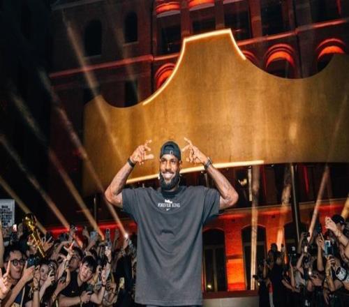 动力图NBA球星詹姆斯现身上海交大：勇敢行动就是答案