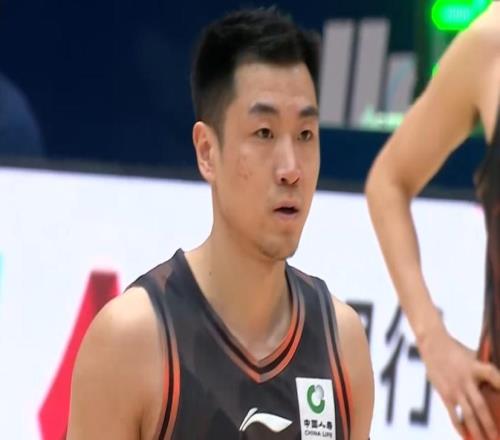 高诗岩单节15分!山东男篮逆转黑马,克里斯低迷,两大功臣发威
