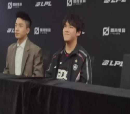 大伙都樂(lè)了Angel被問(wèn)到螞蚱打瑞茲：這個(gè)是秘密，不能說(shuō)啊