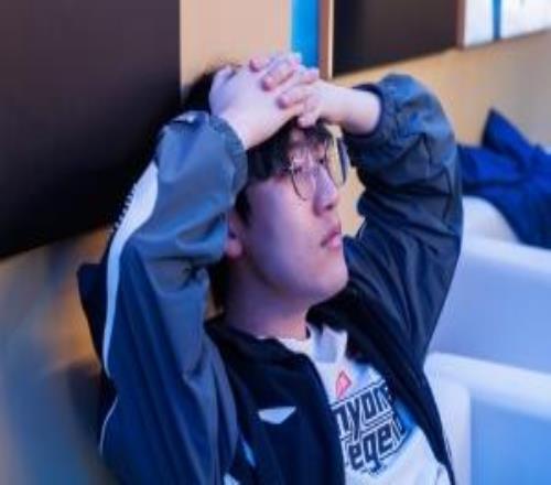 AL不敌T1现场照片:Shanks现场掩面Tarzan后台抱头,Tabe凝望Faker