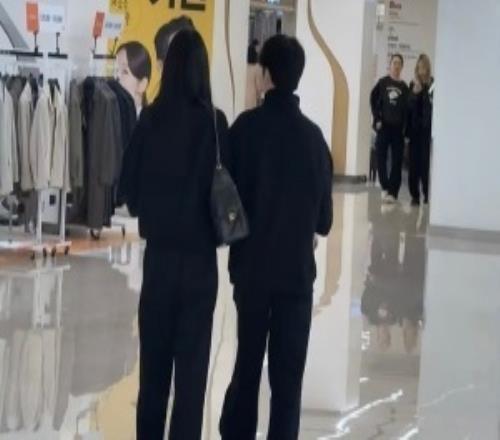 徹底官宣！網友韓國街頭偶遇Rookie攜新女友挽手逛街