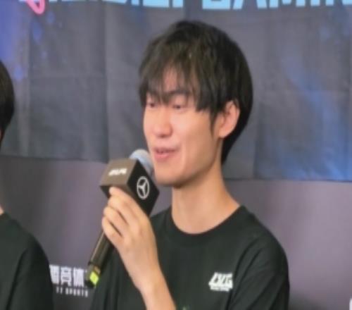 Knight：能五連冠一是狀態(tài)保持好二是每個(gè)隊(duì)都有拿冠軍的隊(duì)友