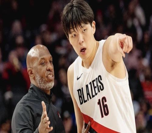 眼泪流下来,杨瀚森被罚下坐替补席哭了,面色泛红不断用毛巾擦脸