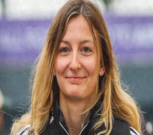 她成了梅奔車隊第一位開F1的女車手