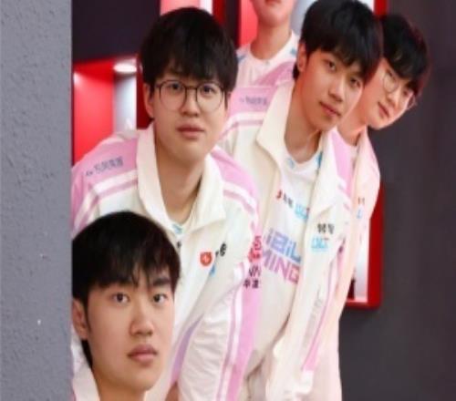 BLG官方發布賽後模仿《灌籃高手》合影：保持勢頭！