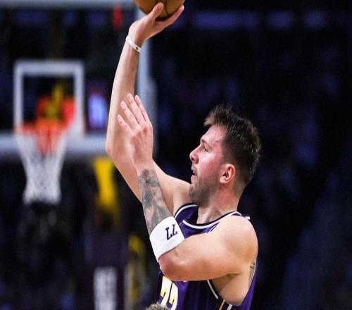 轟35+13+9+5斷2帽！東契奇又刷紀錄湖人五連勝手臂肌肉更為搶眼