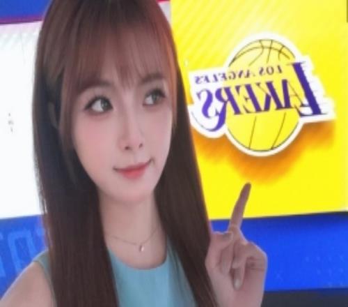 主持人泱泱无奈浓眉再伤：毁灭吧！唉