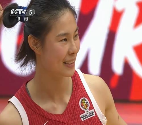 中国女篮晋级26年世界杯!王思雨笑得很开心,不断与张子宇互动