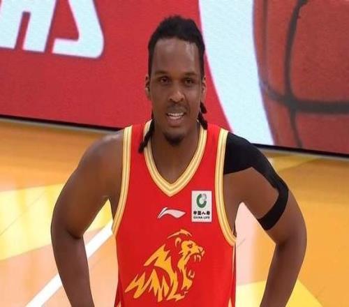 曾凡博低迷北京男篮2负卫冕冠军外援水准不够争冠周琦砍15+19