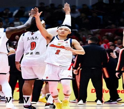 CBA再掀武林风：邬廷加钩撩连环腿，张宁四两拨千斤后还有绝技