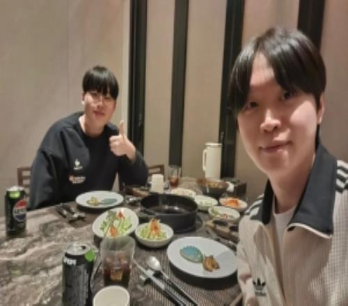 Bdd分享與Peter聚餐合照：尹洙成長了很多呢