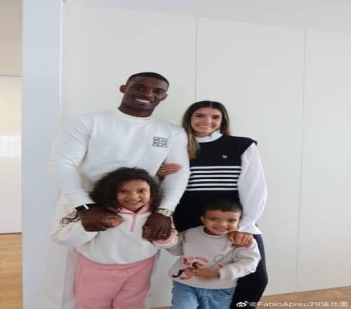 法比奥社媒宣布家庭合照：我的废物，，，，，，别太想我们