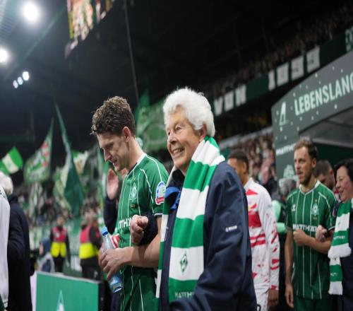 球童变社区老人,云达不来梅通过进场仪式进行关爱老人活动