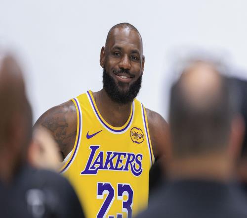 除了退役詹姆斯還能選什么ESPN曬4種可能：簽3年1.88億打到45歲