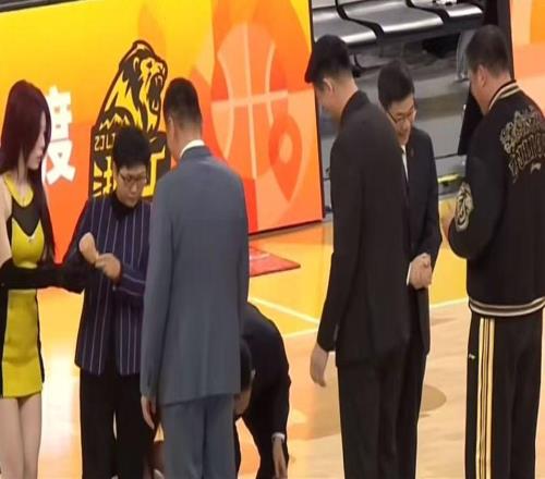 不给冠军面子为王博颁戒指掉地上,楼明更衣室领奖,球迷:教条