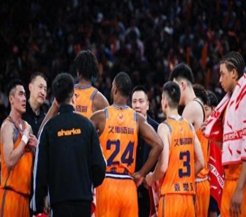 突然“断电”,上海男篮不敌卫冕冠军!开局不及预期,“大鲨鱼”还得磨