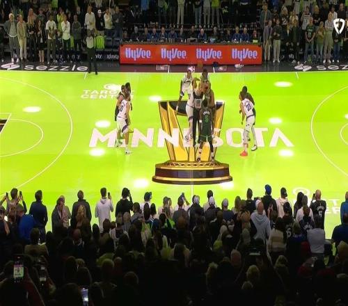 这场地晃瞎眼,森林狼NBA杯的亮绿色主场场地遭吐槽