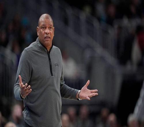 你的超级英雄会踏着七彩祥云,画着战术板来拯救你的主队