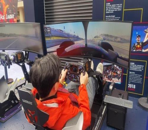 想挑战F1换胎记录吗南京东路世纪广场，黄浦赛车节等你来玩！