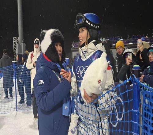 淚目！穀愛淩第一滑摔倒背後，媽媽哭紅了眼，決賽用新動作衝冠