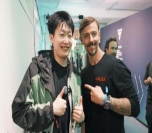 管澤元曬與古蒂合照：發(fā)張合影，他換了發(fā)型兄弟們還認得出來嗎