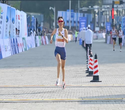 跑不過“調(diào)休難”：“最快女護士”張水華的爭議與抉擇