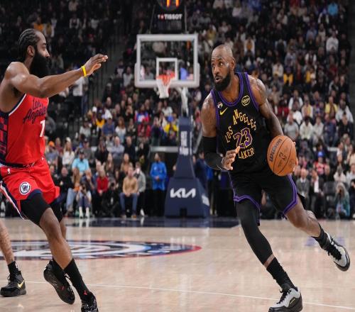 轰23+6+5再刷历史首人纪录!詹皇末节引两波攻防浪潮41岁不服老