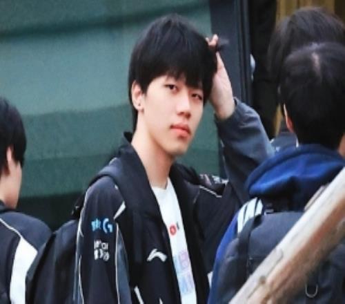 涵藝:ON還沒回上海沒落筆簽字,Light是有可能不打gala還沒決定