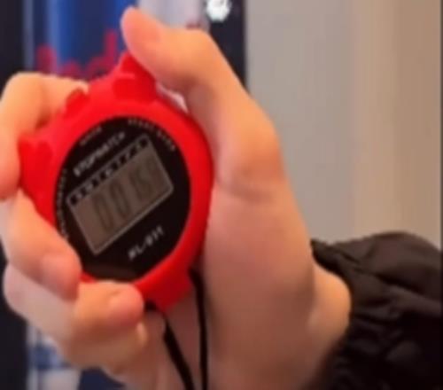 這麽準的嗎Faker掐秒表時間精準控製在5.00