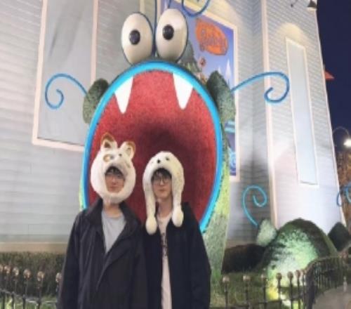 Meiko曬照：北京霍格沃茨的夜晚真冷跟老豬合影的貓頭鷹就是我