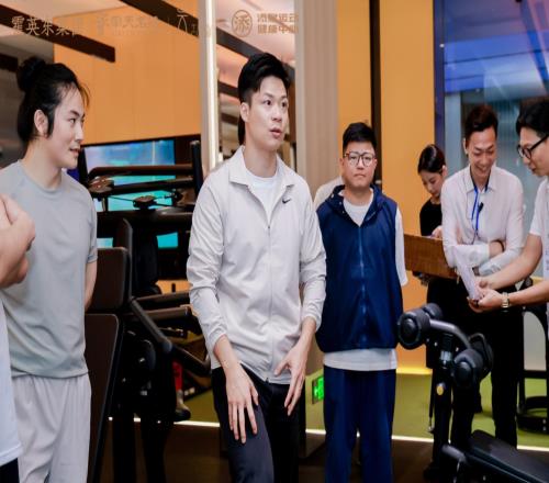 霍啟文與蘇炳添同台揭牌，天賦跑團在廣州南天名苑成立