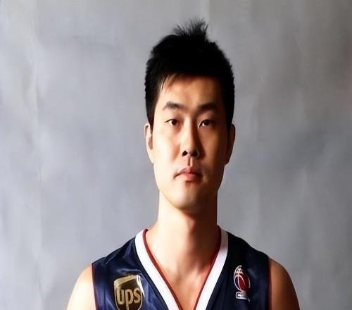 手握8個CBA冠軍，娶了美豔嬌妻，如今定居廣東，他已是大學副教授