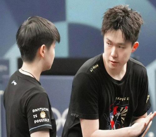 国乒集训备战世界杯曝光！王楚钦大笑吃雪糕，孙颖莎神态轻松