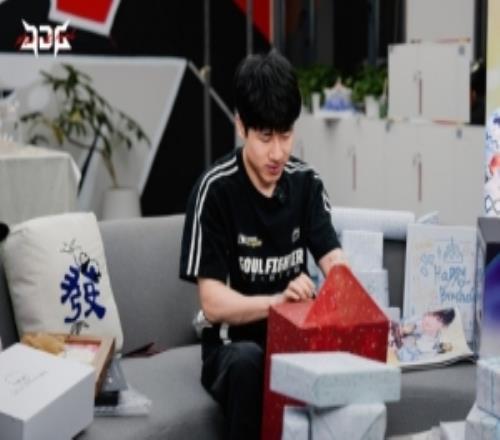 JDG曬GALA生日返圖：幸福時(shí)刻感謝粉絲朋友們送來(lái)的祝福和禮物！